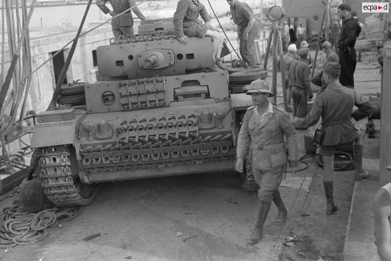Pz.Kpfw. III Ausf.J (Fgst.Nr.68118) DAK Pz.Abt.190 {172}{a} unloading of a Pz.Kpfw.III Ausf.J tank in the port of Tripoli 1942.11.12.jpg